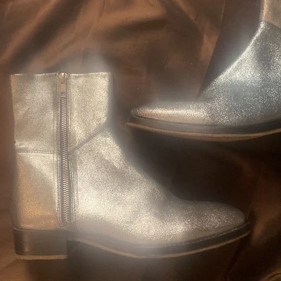 FREE PEOPLE Luna Womens Leather Ankle Zipper Boots metallic size 8 Silver 🎀 New - Picture 8 of 10